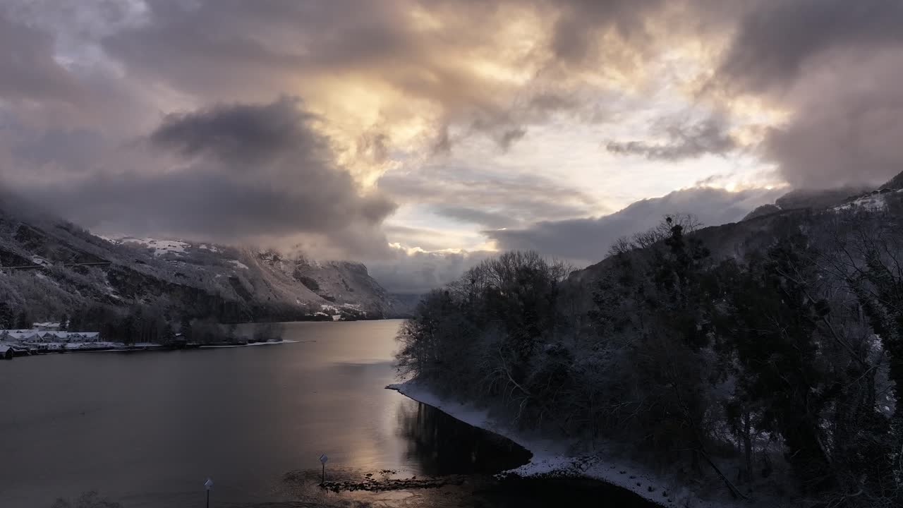 lago nevado al atardecer, walensee, walenstadt, suiza con nubes dramáticas