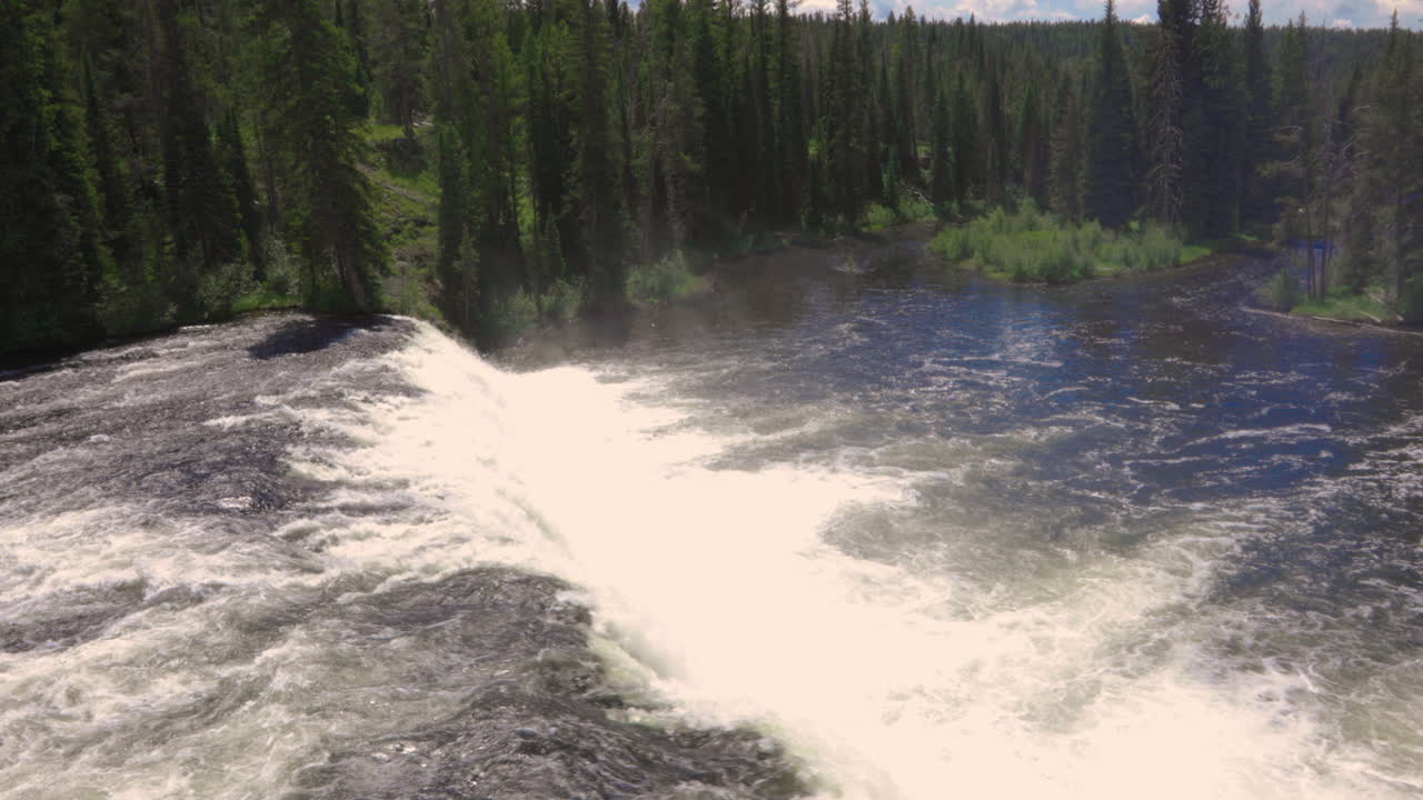 미국 옐로스톤 국립공원의 숲을 배경으로 동굴 폭포에 흐르는 물