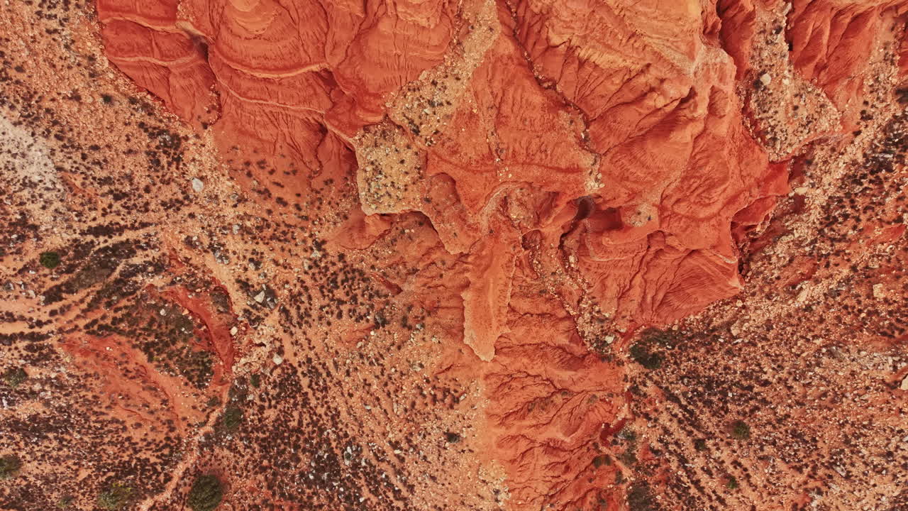 Cores e formas vibrantes criam uma vista deslumbrante da paisagem do cânion sob o sol forte durante o meio-dia