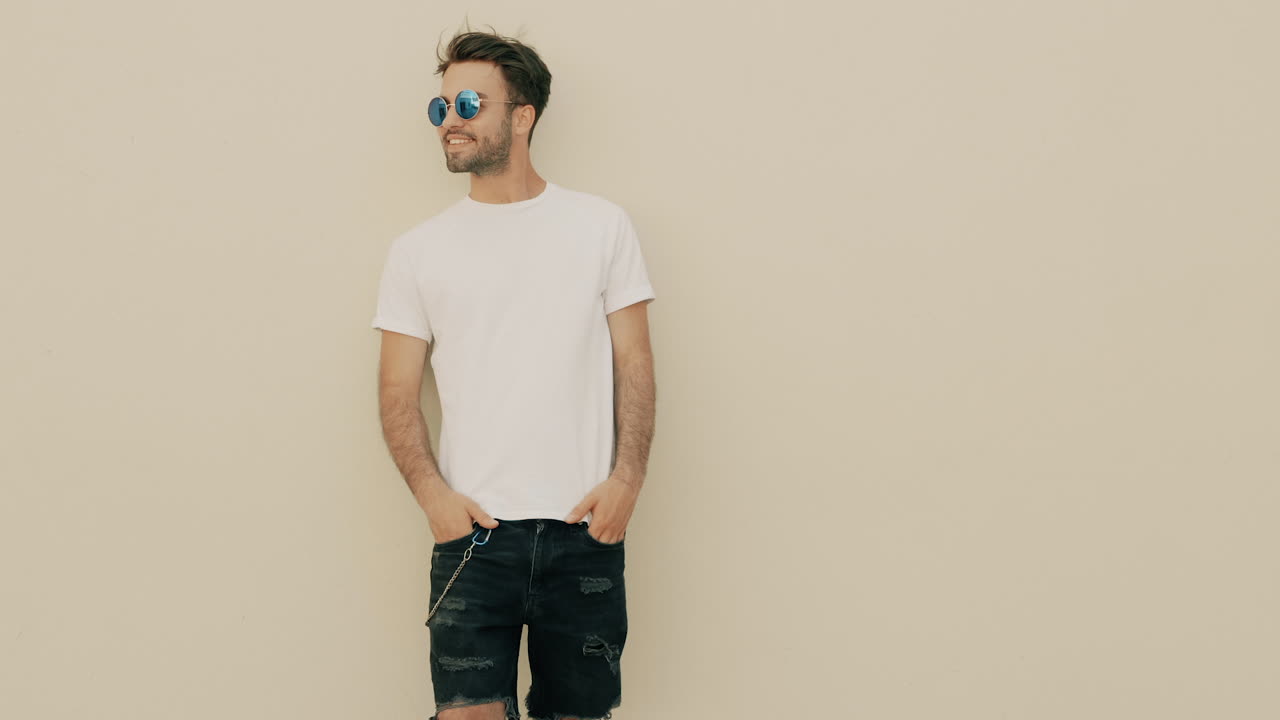 hombre elegante en traje casual de verano