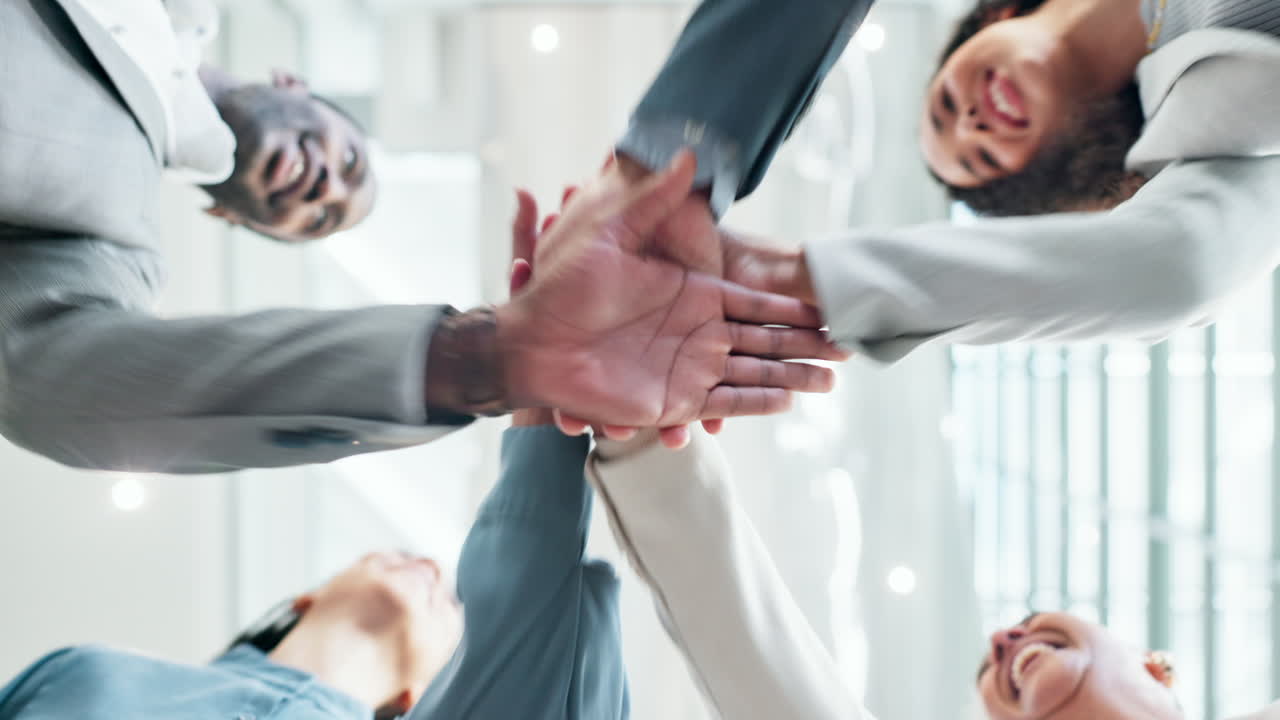 manos apiladas, aplausos y equipo de gente de negocios