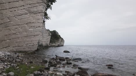 Drohnenflug-Entlang-Einiger-Klippen-Am-Meer-In-Dänemark-Mit-Vögeln