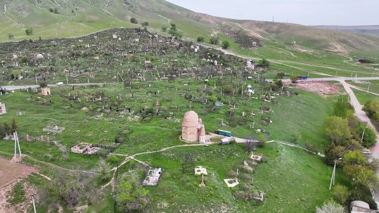 Ripresa drone del Mausoleo di Baitik, monumento storico nel cimitero di Bishkek, Kirghizistan.