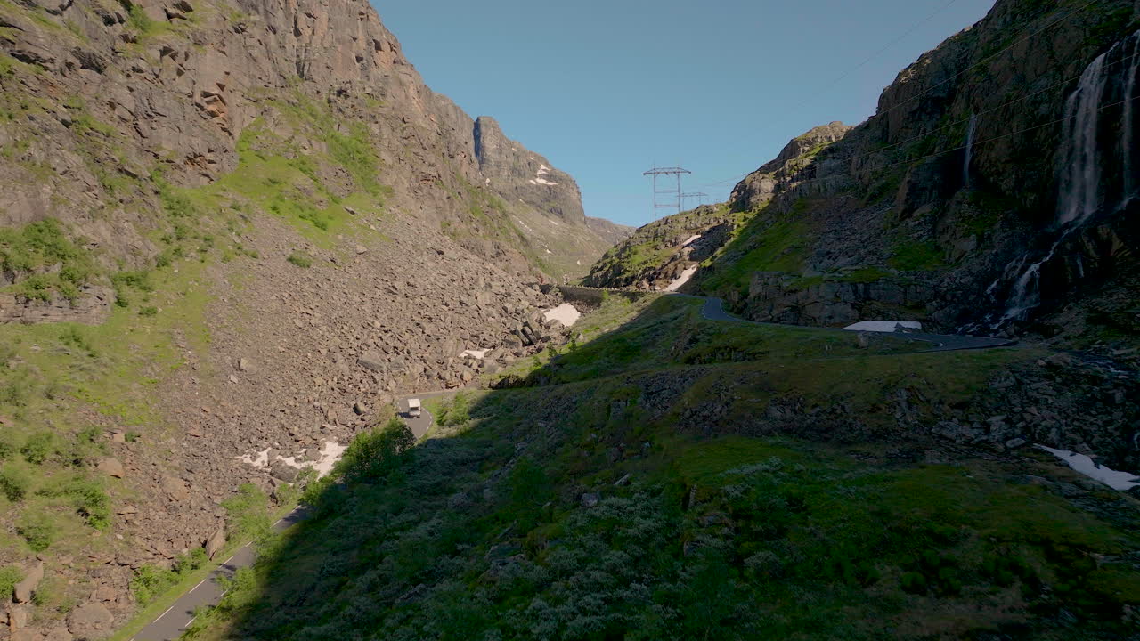 vista aérea de la carretera estrecha a través del valle, roldalsfjellet