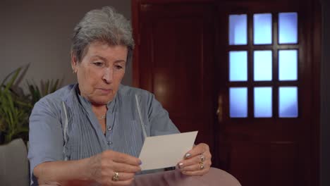 retrato de una anciana llorando.