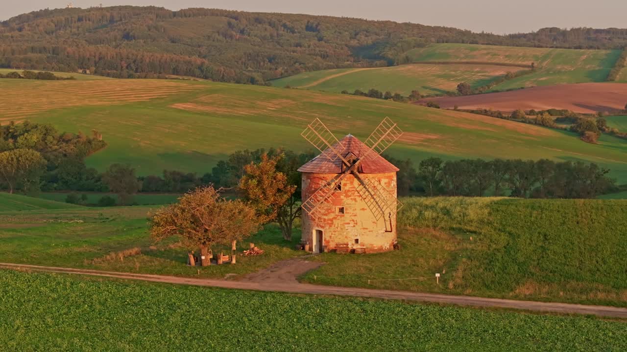 Luftbillede af en historisk vindmølle mellem frodige marker, Kunkovice, Tjekkiet