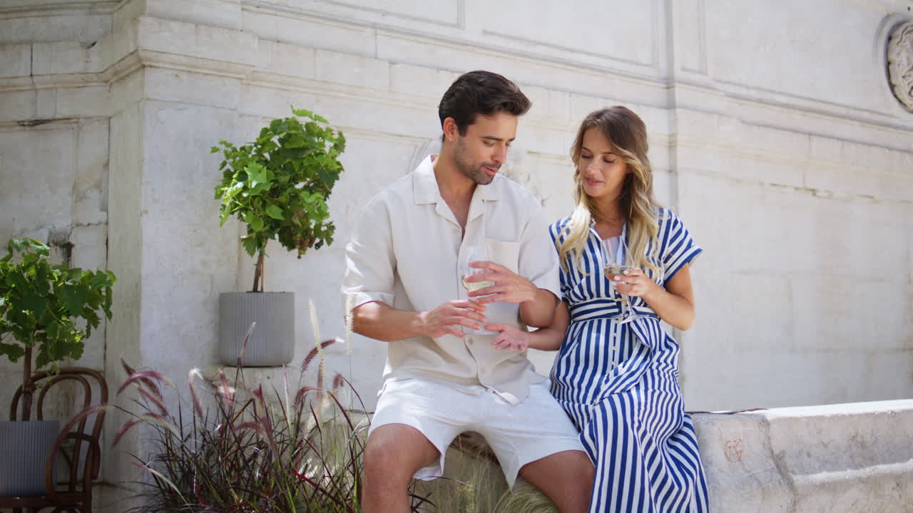 애정있는 이 이야기하는 날짜 도시 분수 사랑에 빠진 남자 여자 와인 맛