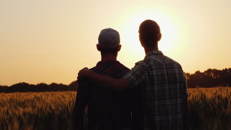 Dos-Hombres-Se-Abrazan-Suavemente-Mientras-Miran-Un-Campo-De-Trigo