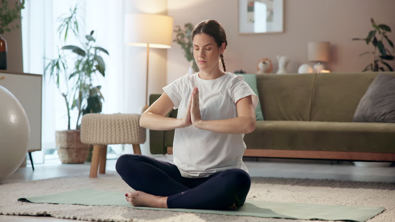 mujer haciendo yoga en casa