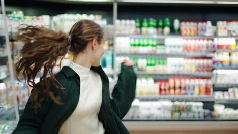 Feliz-Jovencita-Divertida-Bailando-Entre-Estantes-En-El-Supermercado