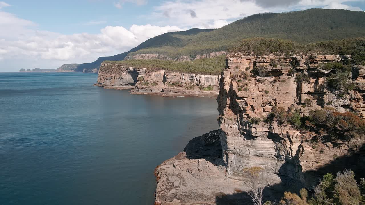 fotografía aérea del parque nacional de tasmania con un hermoso paisaje en el fondo en tasmania