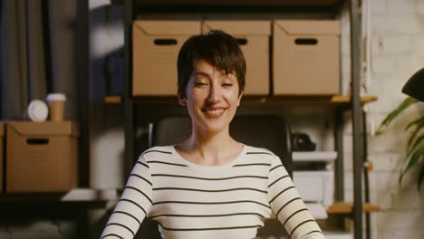 가정 사무실에서 미소 짓는 여자