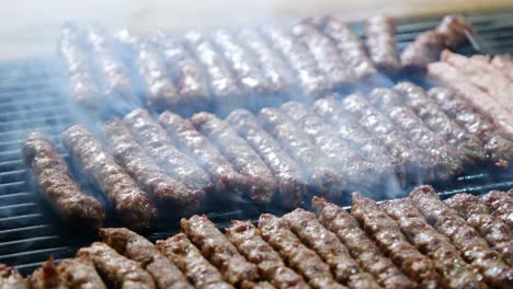 las albóndigas son un alimento muy popular en turquía y se puede decir que son uno de sus platos nacionales. las albóndicas se grilan en un restaurante turco.