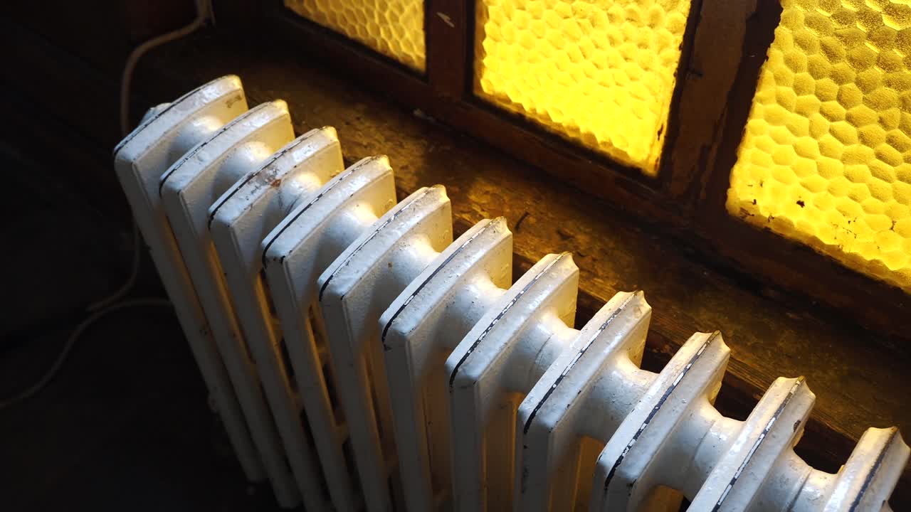 벌의 스테인드 글래스 창문에 의해 빈티지  라디에이터