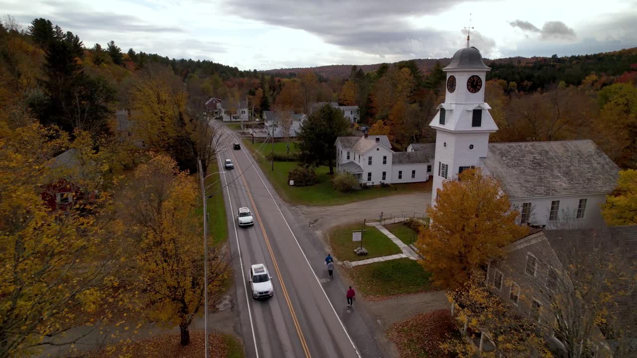 weston vermont aerial mot kirken i høst med høst farge