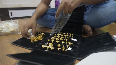 Empresario-Del-Sur-De-Asia-Revisando-El-Stock-De-Anillos-De-Dedo-De-Joyería-De-Oro-De-Diseño-Con-Etiquetas-De-Códigos-De-Barras