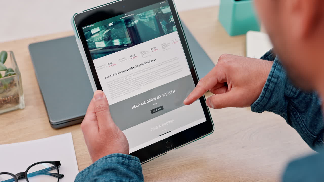 persona de negocios, manos y tableta para el mercado de valores