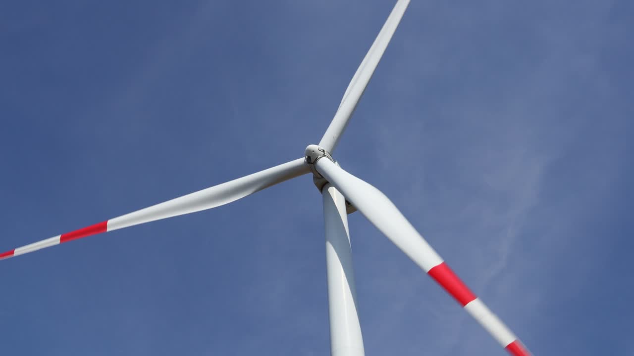 풍차, 지속 가능한 발전을 위한 청정 재생 에너지를 생산하기 위해 회전하는 대형 풍력 터빈