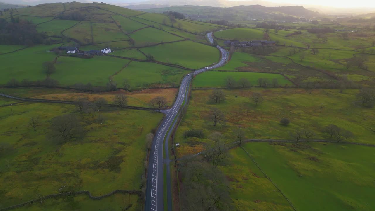 camino de campo en el verde paisaje montañoso de old droomer, windermere, distrito de los lagos, cumbria, inglaterra