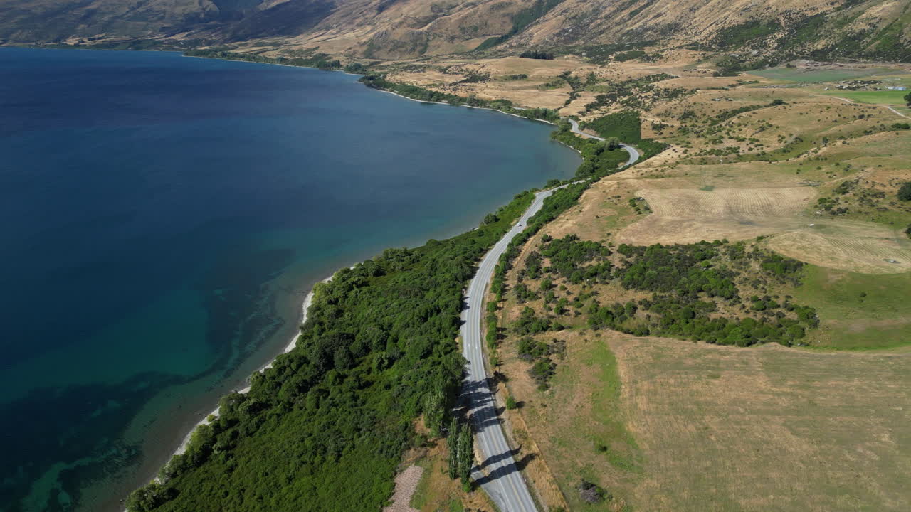 뉴질랜드의 경치 좋은 호수 해안선 도로, 공중 드론 보기