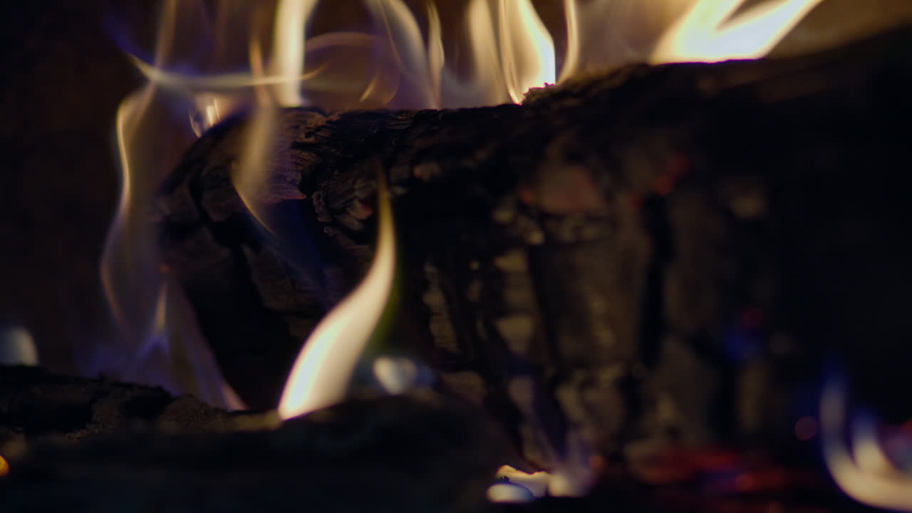 벽난로에 불씨와 불씨의 슬로우 모션 샷