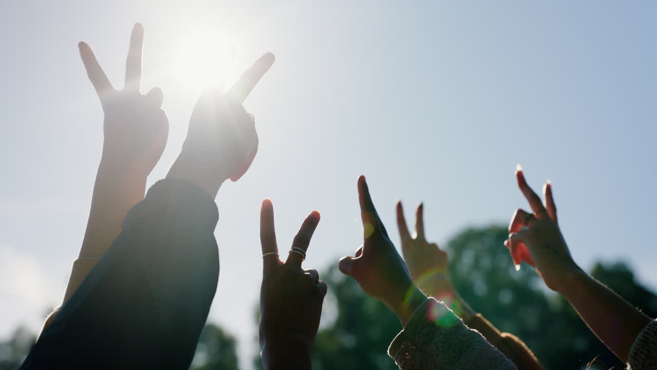 평화의 징조, 여름과 하늘에 친구의 손