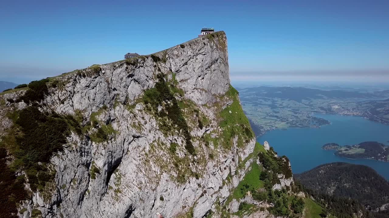 vuelo alrededor de la cumbre de schafberg en salzkammergut, alta austria.