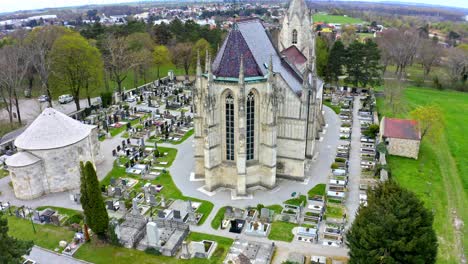 Vista-Aérea-De-La-Capilla-Bildstock,-El-Cementerio-Y-La-Iglesia-Parroquial-De-Bad-Deutsch-altenburg-En-Kirchenberg,-Austria