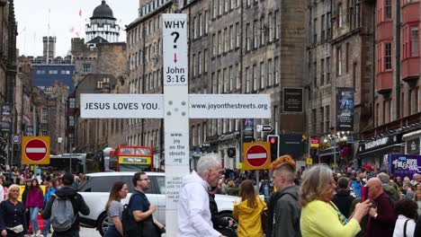 la multitud se reúne alrededor del predicador callejero en edimburgo