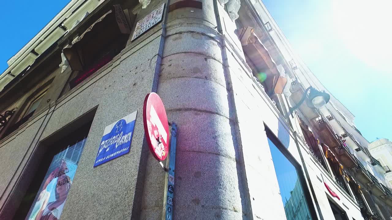 그란 비아 마드리드 (gran via madrid) 의 건물 모 ⁇ 이에 매달린 입구 거리 표지판이 없습니다.