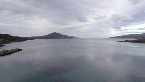 Eine-Ruhige-Blaue-Bucht-Auf-Einer-Schottischen-Insel