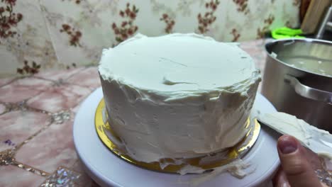 el pastel está cubierto de glaseado blanco