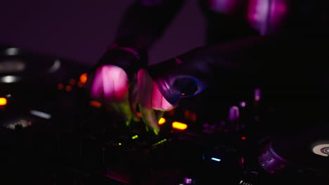 mujer dj mezclando música en un mezclador de dj