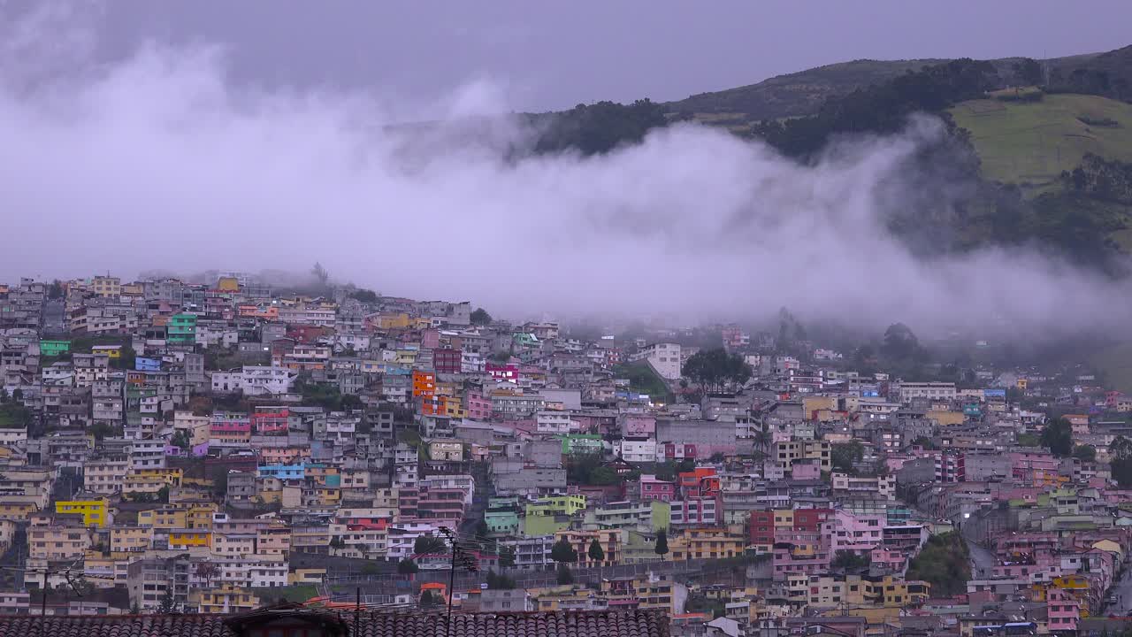 las nubes se deslizan sobre los tejados y las laderas de quito ecuador 1