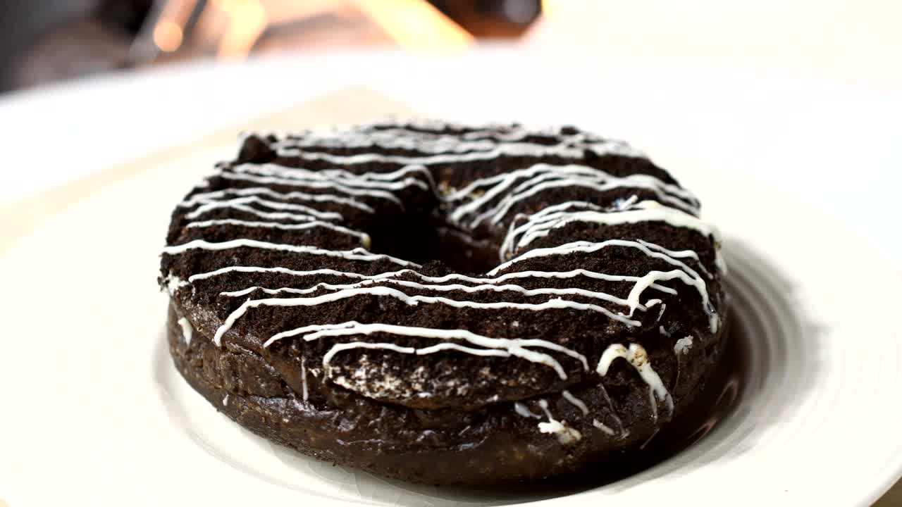 chocolate crujiente rosquilla girando. delicioso dulce de cacao rosca girando