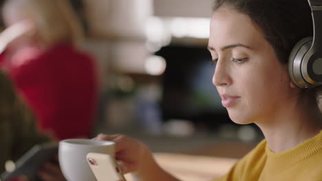 Retrato-De-Una-Mujer-Hermosa-Usando-Un-Teléfono-Inteligente-En-Una-Cafetería-Tomando-Café-Navegando-En-Línea-Leyendo-Mensajes-De-Redes-Sociales-En-Un-Teléfono-Móvil-Escuchando-Música-Disfrutando-De-Un-Relajante-Estilo-De-Vida-En-Un-Restaurante