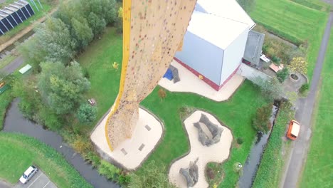 los turistas se ven en la cima de la pared de escalada excalibur en groningen, países bajos 1