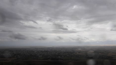 lapso de tiempo del mal tiempo sobre la pequeña ciudad kirguisa
