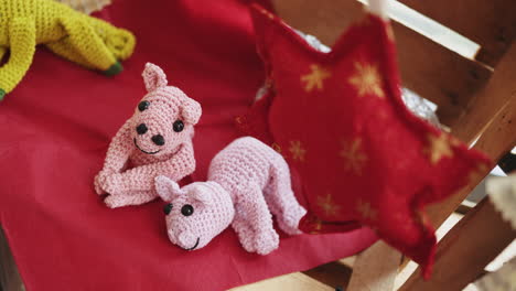 cerdos de ganchillo y decoraciones navideñas