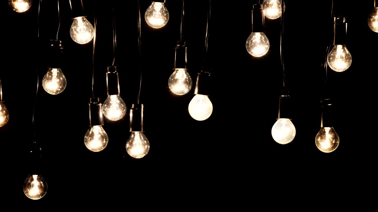 las bombillas eléctricas están conectadas en una guirnalda afuera por la noche