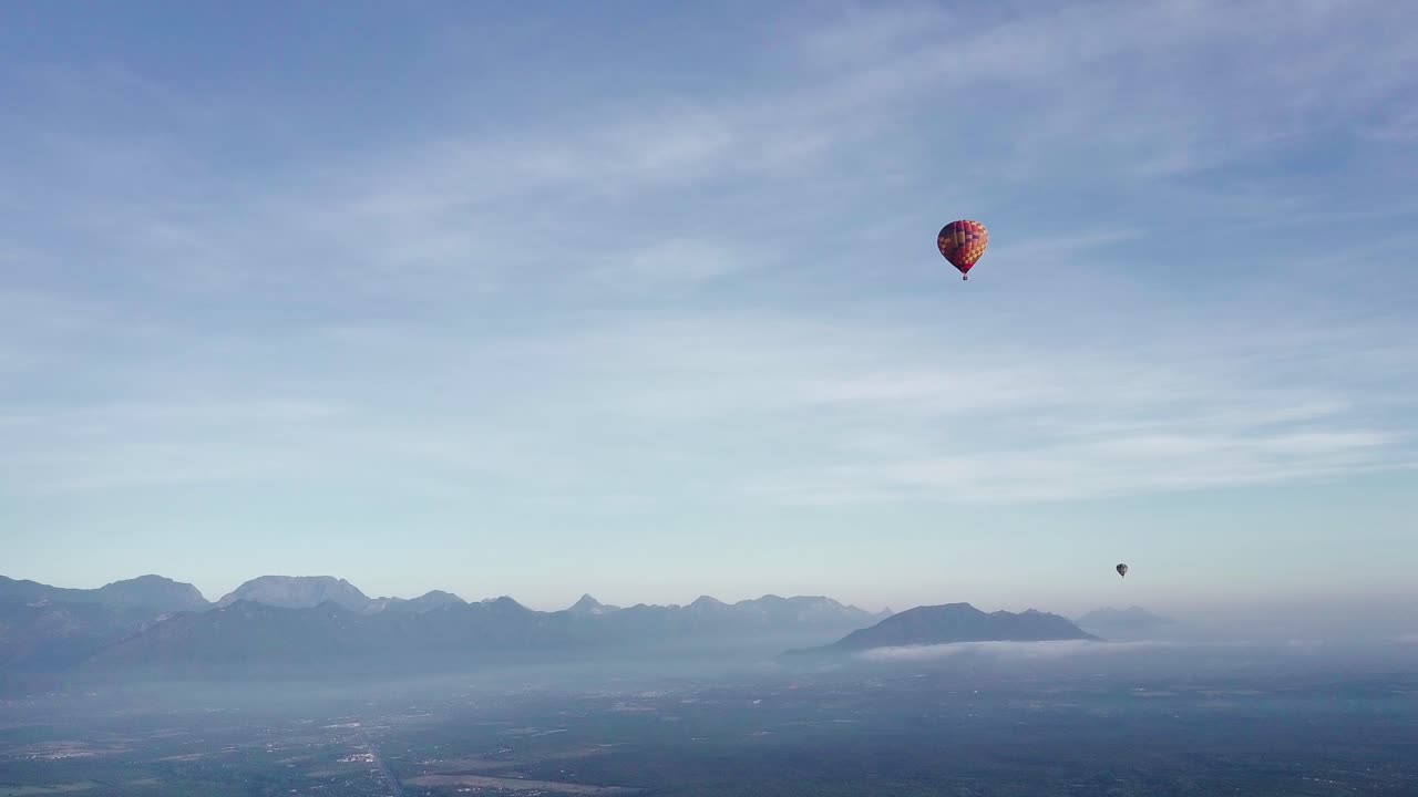 globo aerostático, montañas de sierra madre, montemorelos, méjico, toma escénica de drones
