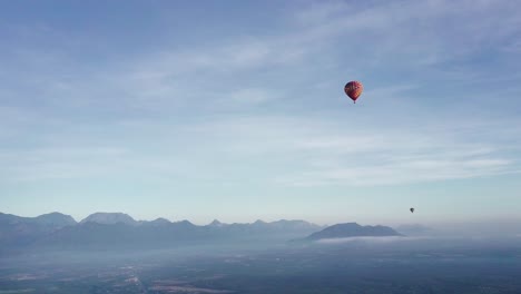 Globo-Aerostático,-Montañas-De-Sierra-Madre,-Montemorelos,-Méjico,-Toma-Escénica-De-Drones-1