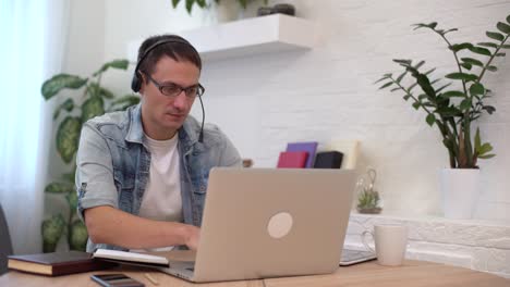 hombre de negocios trabajando en una computadora portátil en la oficina de casa. hombre profesional escribiendo en el teclado de la computadora portátil en el lugar de trabajo de la oficina. retrato de hombre de negocios mirando la pantalla de la computadora portátil en el interior