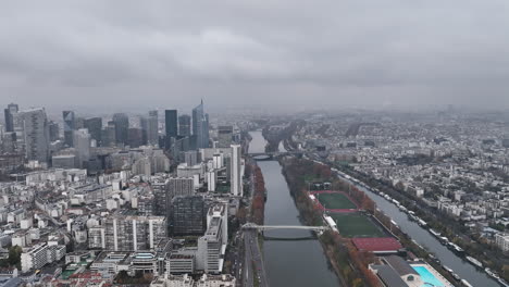 Vista-Aérea-De-La-Défense,-El-Centro-Moderno-De-París,-Bajo-Un-Cielo-Nublado.