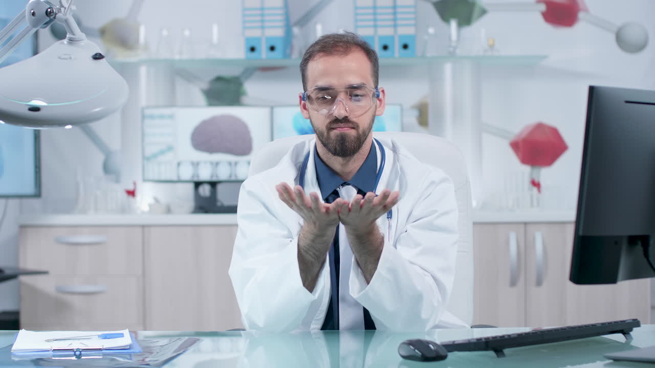 Médico de jaleco explicando pesquisa médica