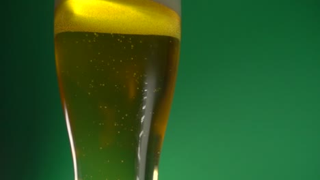 burbujas de cerveza flotando lentamente en la parte superior de un vaso