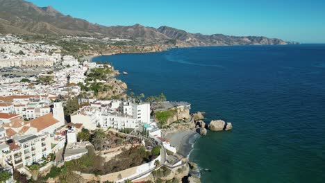 Pueblo-Costero-De-Nerja-Y-Balcón-De-Europa-En-Costa-Del-Sol,-Andalucía,-España---Antena-4k