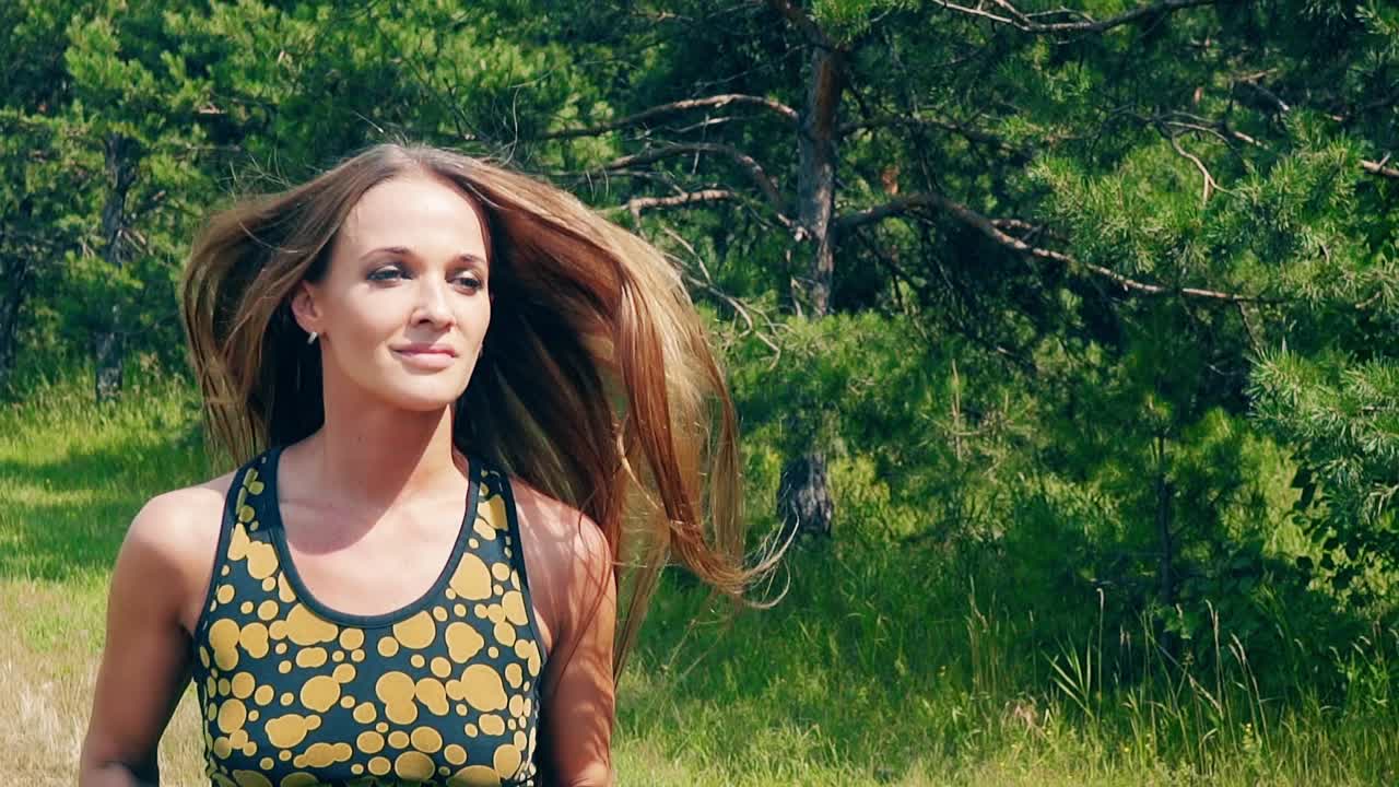 cu cámara lenta frente a la chica joven va en para los deportes