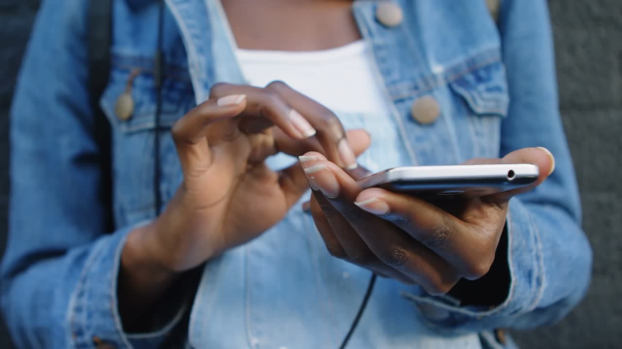 Animazione di un grafico a torta bianco su una donna afroamericana che digita sullo smartphone