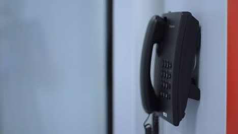 telefonwahl an einer weißen wand mit orangefarbener linie. kommunikationstechnologie